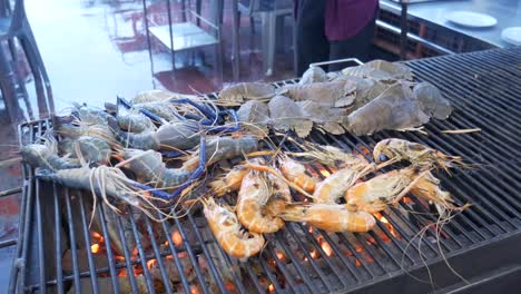 cocinar langosta en la parrilla en carbón caliente en la cocina brillante de pattaya