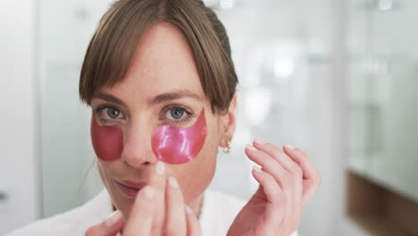 mujer caucásica de mediana edad aplica tratamiento de cuidado facial en casa