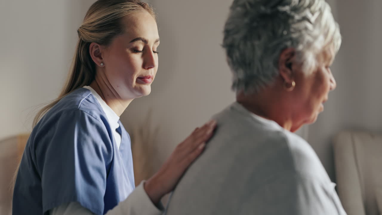 노인 환자를 돌보는 간호사