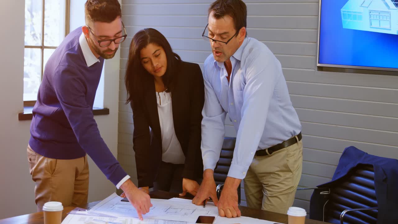 ejecutivos discutiendo sobre el proyecto en la sala de conferencias 4k