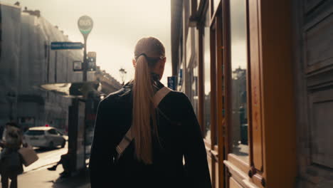 mujer caminando por una ciudad europea
