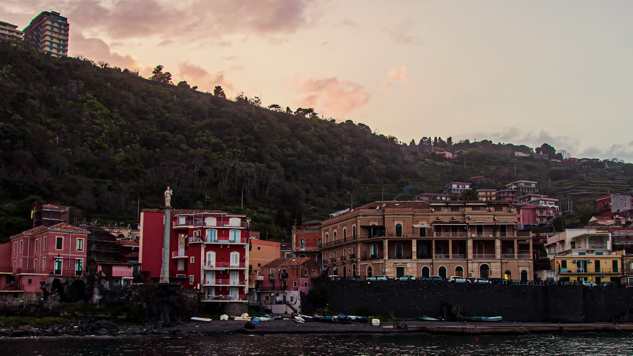 시칠리아 (이탈리아) 의 바가 마을인 바위가 있는 바가에 있는 오래된 집들의 타임스 촬영