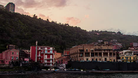 time-lapse de casas antiguas a lo largo de costas rocosas en la ciudad costera de sicilia, italia en un día nublado