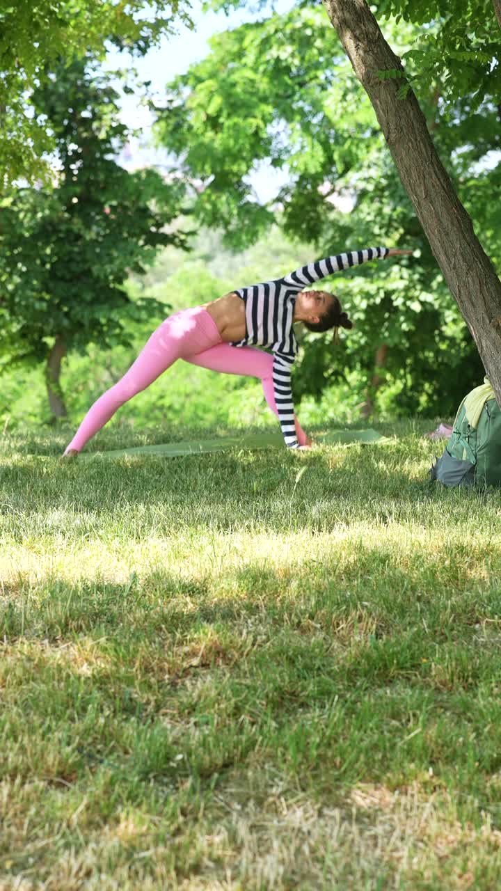 mujer practicando yoga en un parque