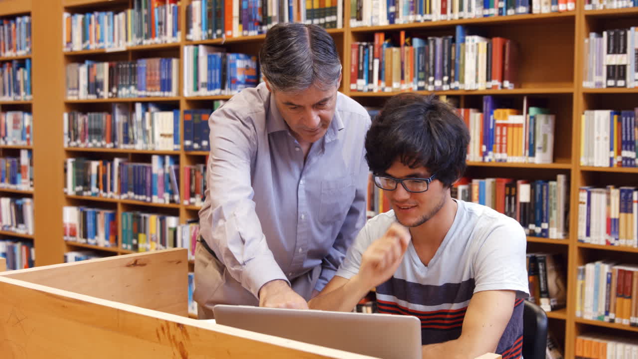 estudiante usando una computadora portátil en la biblioteca