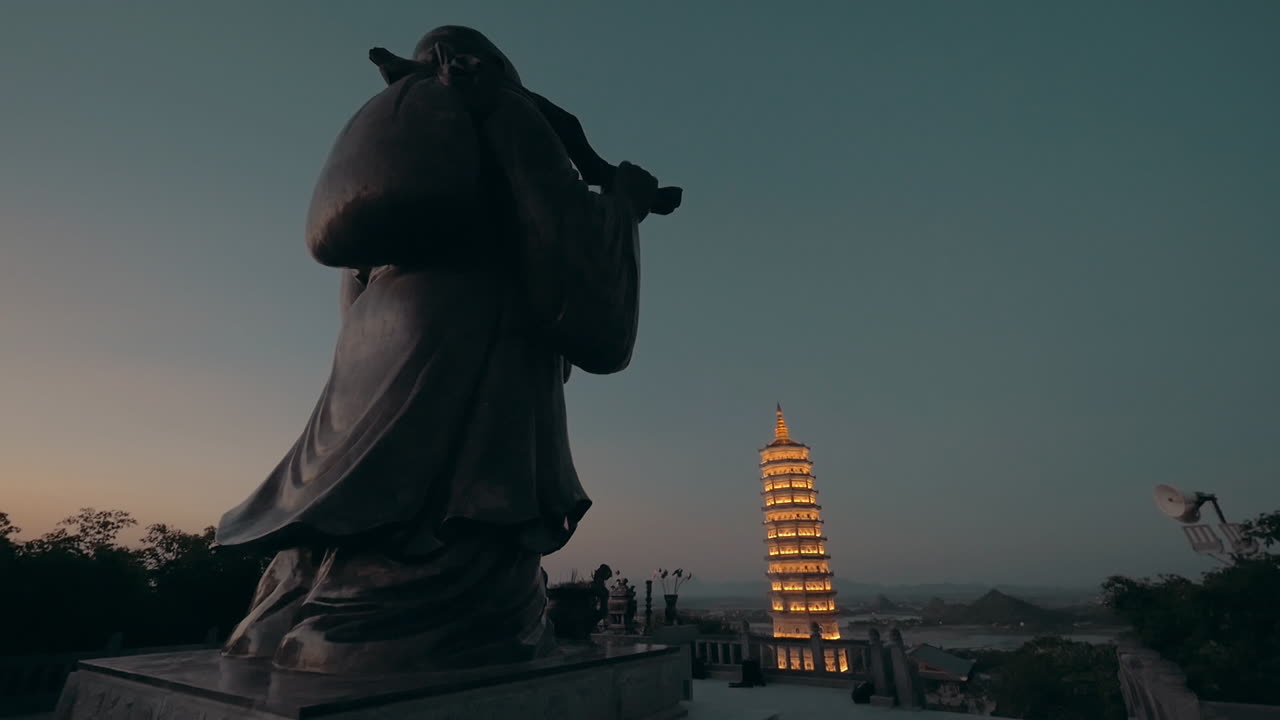 la espalda de buda y la pagoda en el fondo por la noche en el templo de bai dinh, hanoi, vietnam
