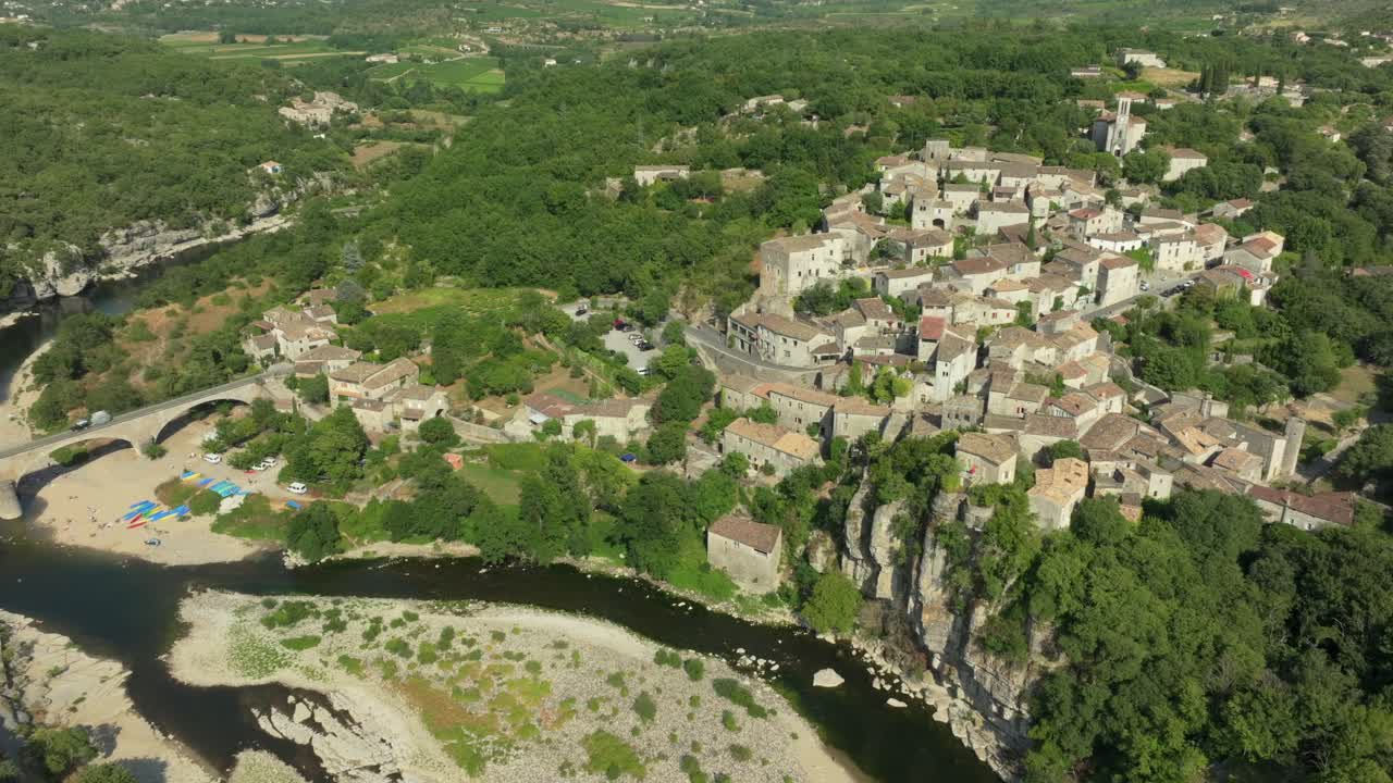 Balazuc, karakteristiek dorp in de Ardèche, regio Auvergne-Rhône-Alpes in Zuid-Frankrijk. Drone-opname.