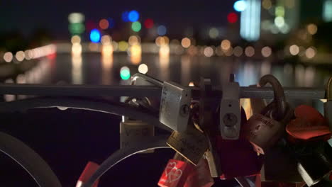 candados adjuntos al puente que domina el río principal en frankfurt, alemania
