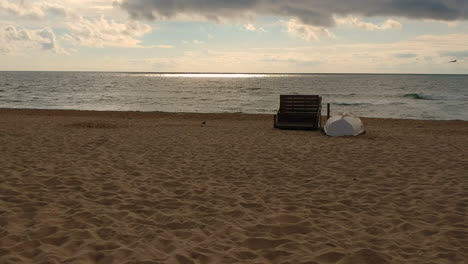 mañana relajante en la playa junto a un puesto de socorrista con gaviotas