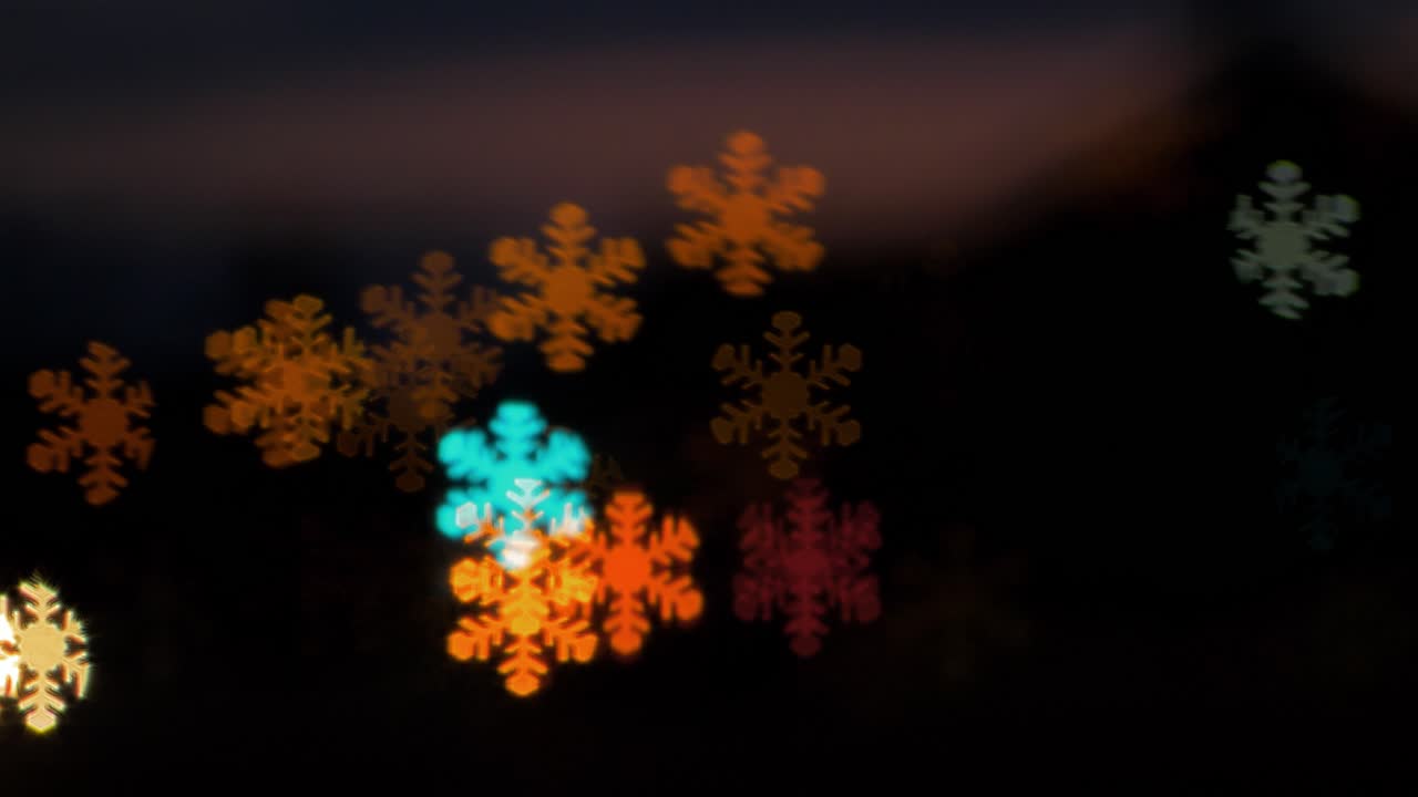 저녁, 크리스마스, 겨울 또는 휴일 배경 개념, copyspace에서 움직이는 자동차와 신호등에서 아름다운 눈송이 모양의 보케