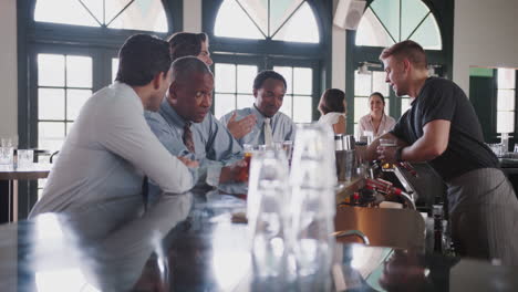 Grupo-De-Empresarios-Reunidos-Para-Tomar-Una-Copa-Después-Del-Trabajo-En-El-Bar.