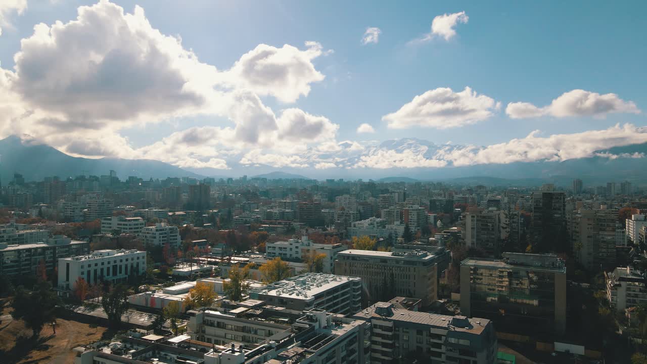 cordillera de los andes en santiago con hermosa vista hacia la capital de chile