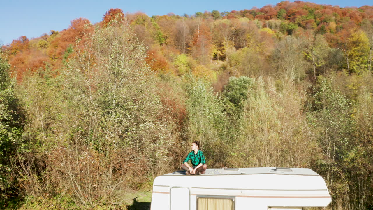 imágenes de drones de una hermosa joven admirando el paisaje