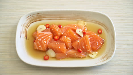salmón fresco shoyu marinado crudo o salsa de soja en escabeche de salmón - estilo de comida asiática