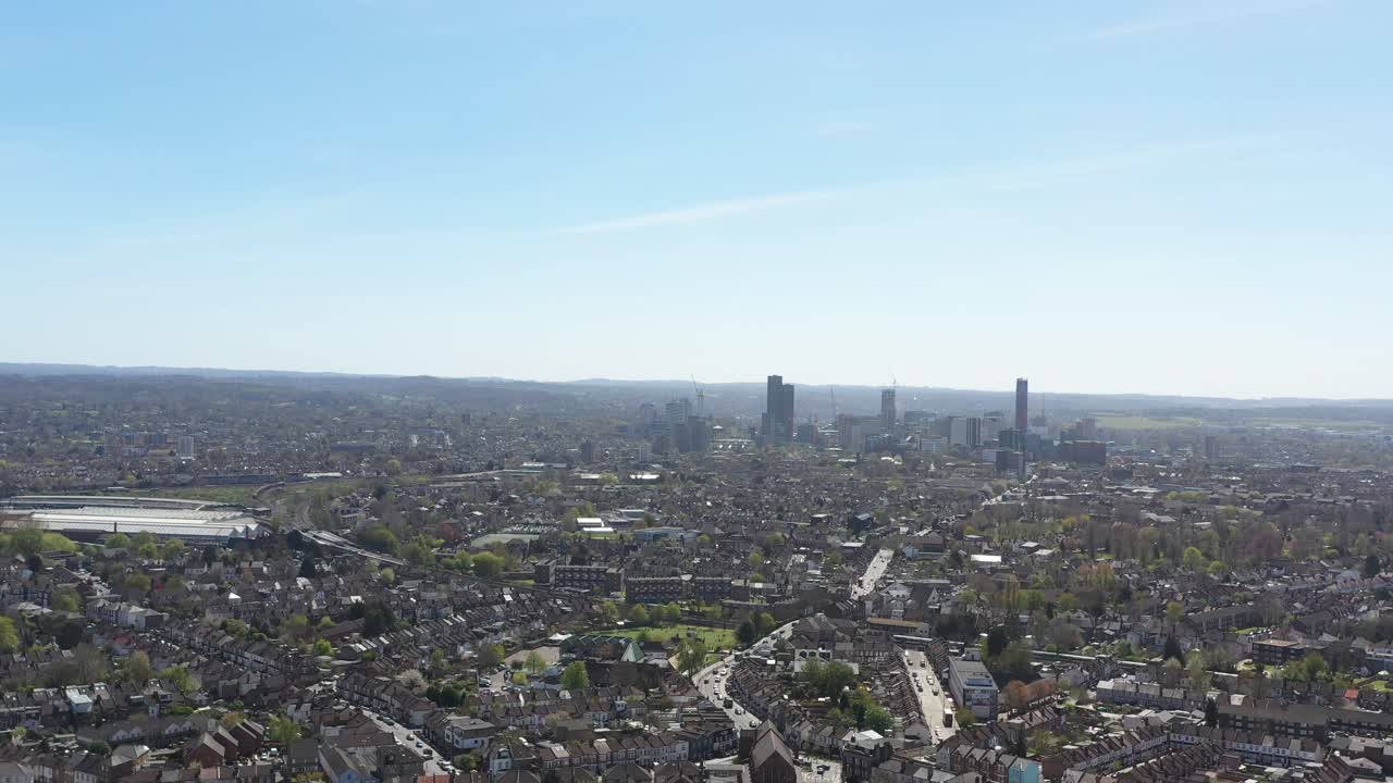 화창한 날 크로이돈 교외 런던의 높은 슬라이더 드론 샷