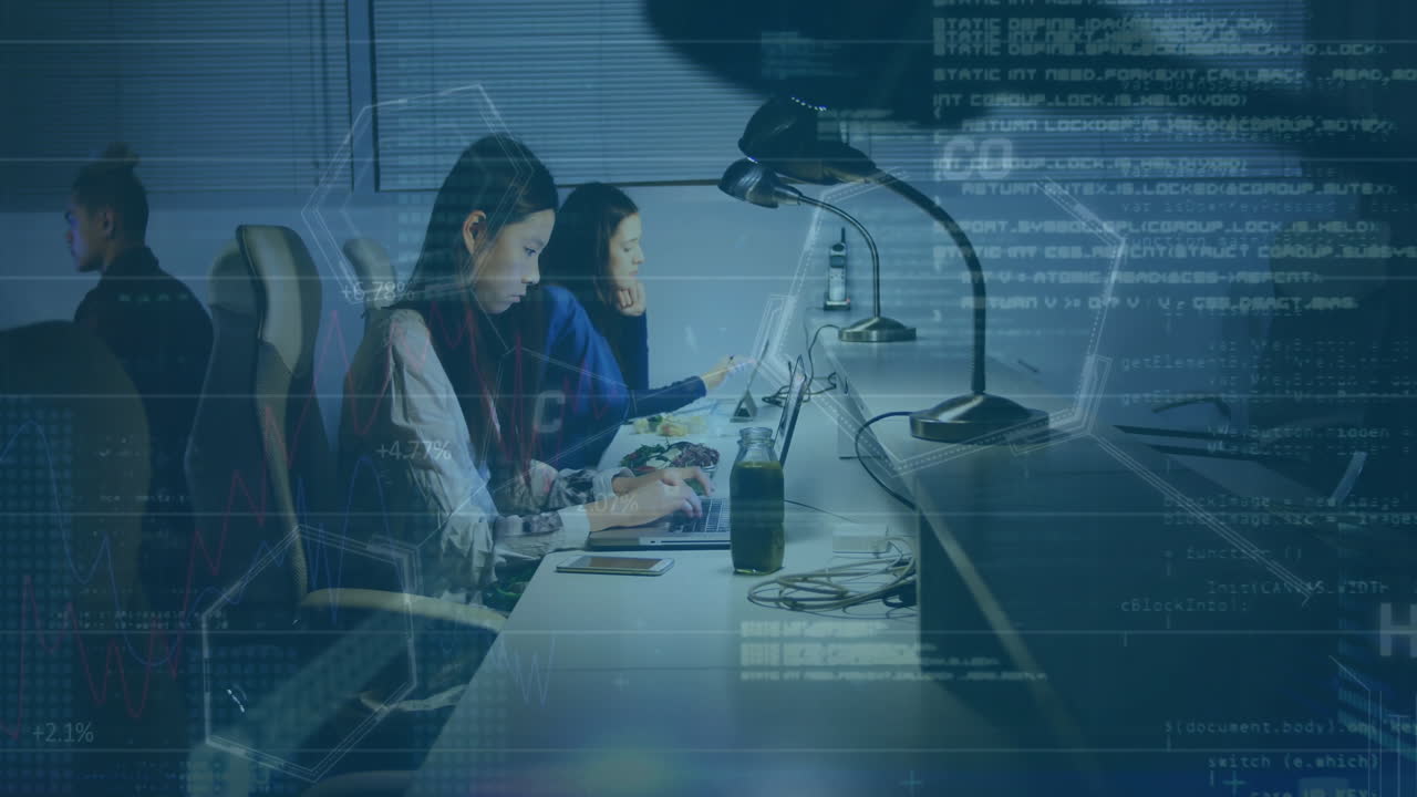 이진 코드 애니메이션, 분자 구조, 컴퓨터 언어, 노트북에서 일하는 다양한 여성