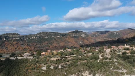 vistas aéreas de los acantilados y paisajes de tavertet en cataluña