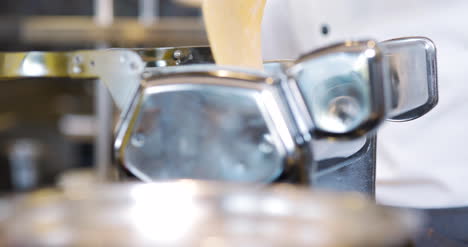 Cocinero-Prepara-Pasta-En-La-Cocina-9