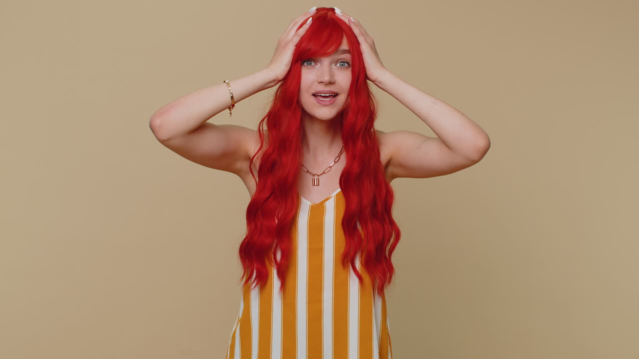 놀라서 흥분한 여자 놀라서 커다란 눈으로 카메라를 쳐다보며 갑작스러운 승리에 충격을 받았습니다. 와우 감정