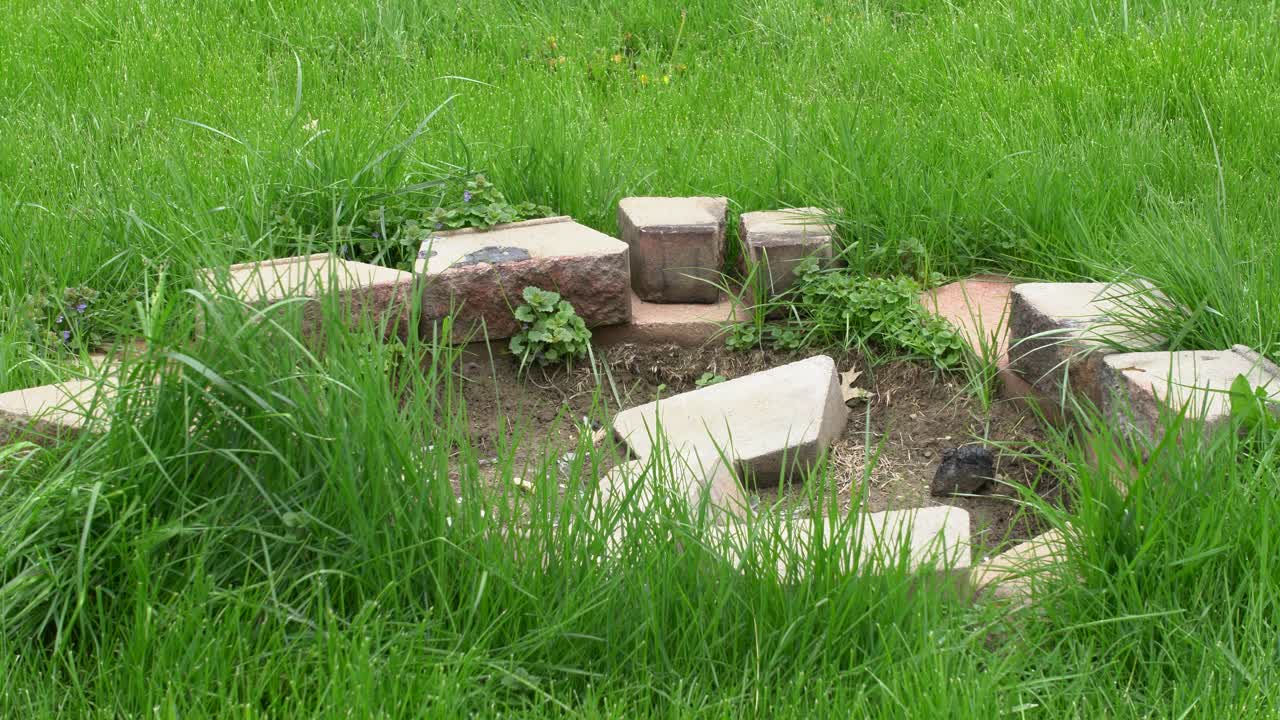 던져진 사무실 프린터 복사기 부서진 벽돌의 원에서 조각으로 부서진 개념적 분노 분위기