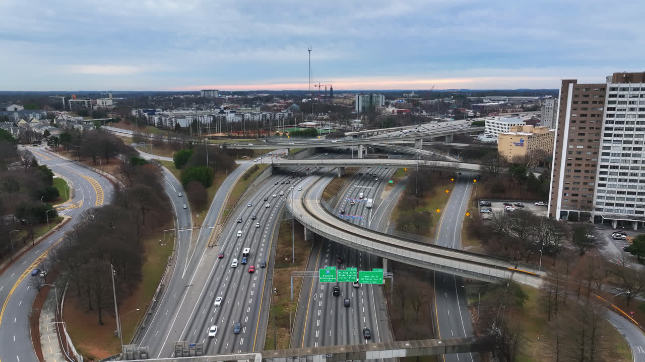 애틀랜타 시내 고속도로 교통의 공중 전망, 해가 지는 하늘 아래, 조지아, 미국