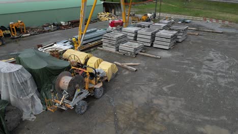 sitio de construcción industrial con losas de hormigón cerca de la autopista en suiza