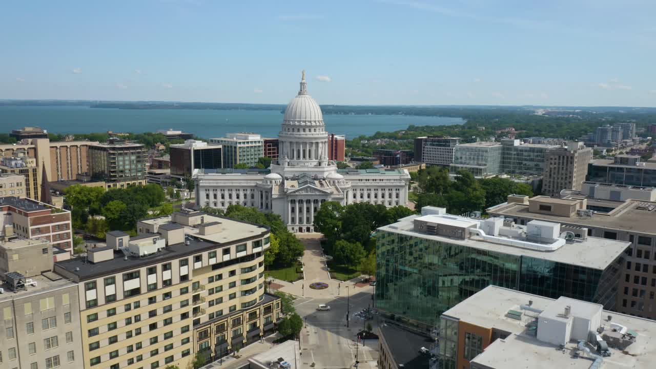 беспилотник пролетает над капитолием штата висконсин в центре города мэдисон, штат висконсин