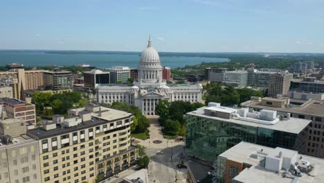 Drone-Vuela-Lejos-Del-Capitolio-Del-Estado-De-Wisconsin-En-El-Centro-De-Madison,-Wisconsin