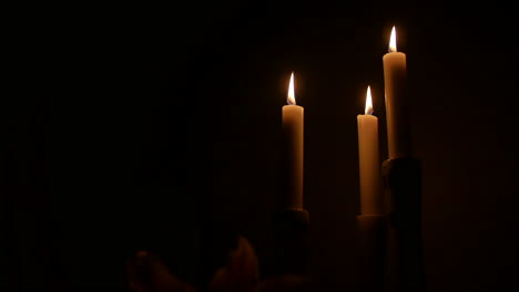 3 velas en la oscuridad
