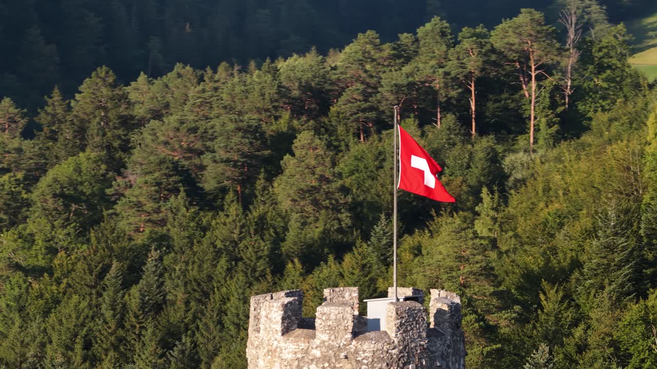 Burgruine Neu Falkenstein, Balsthal, Solothurn in der Schweiz. Luftbild-Drohnenvideo.