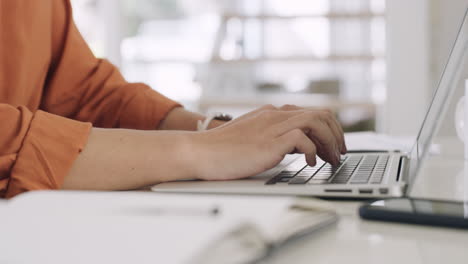 Closeup-hands-and-fingers-of-a-business-woman