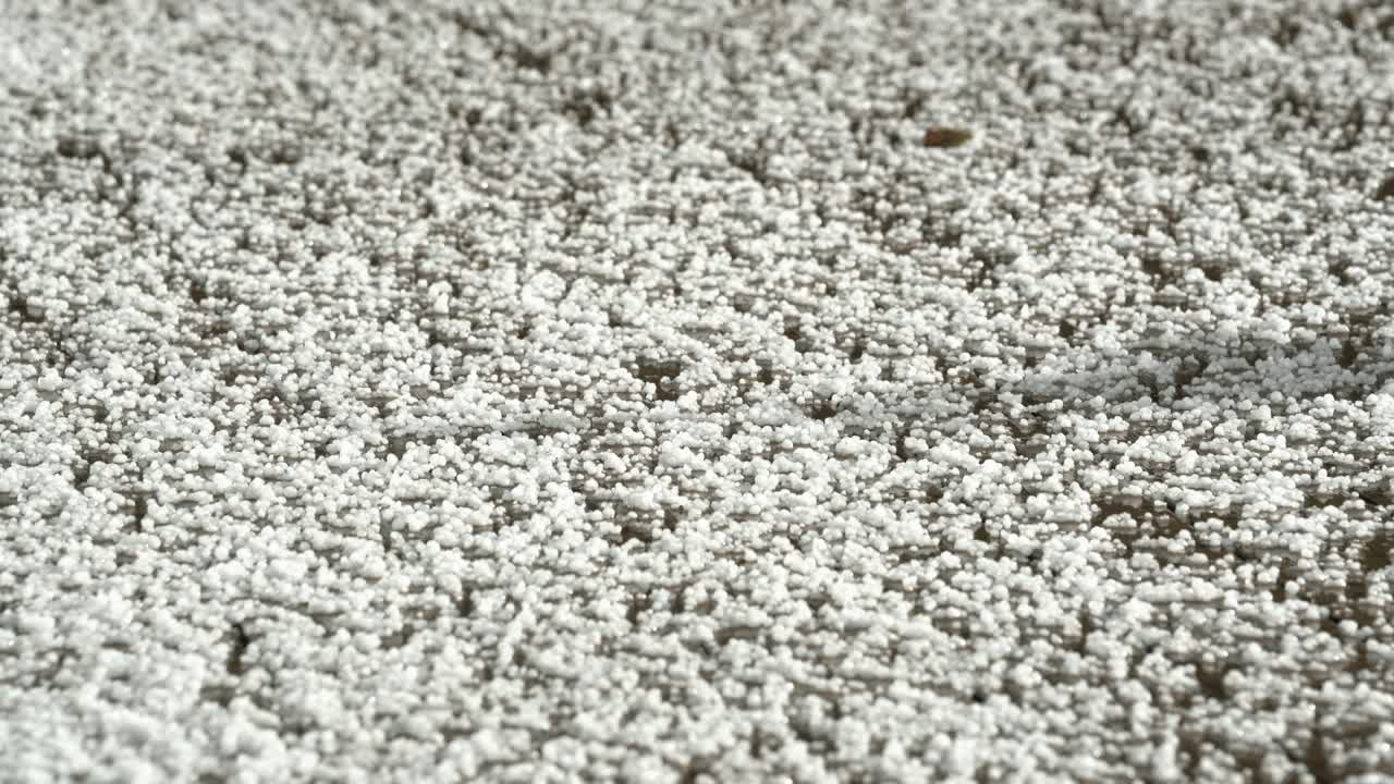 el granizo helado que cae de una tormenta.