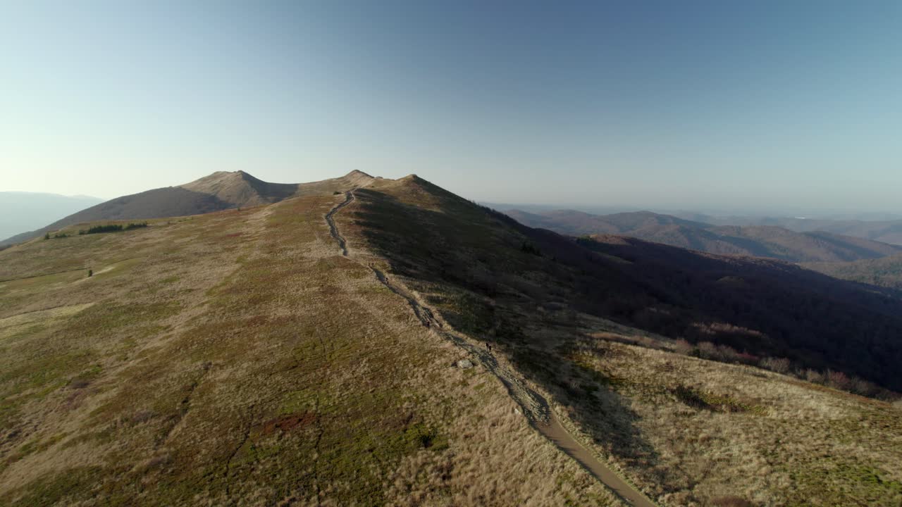 Orbita aerea sul sentiero escursionistico a Tarnica nel Parco Nazionale di Bieszczady in Polonia
