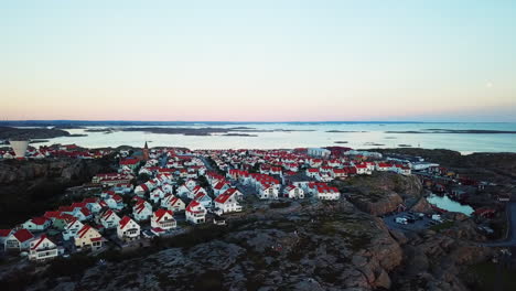 drone volando cerca de un pequeño y hermoso pueblo junto a la costa en suecia
