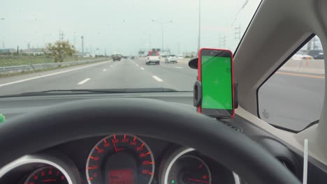 el mapa de navegación gps en el teléfono inteligente moderno dispositivo de pantalla verde montado