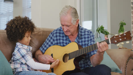 Video-De-Un-Nieto-Birracial-Y-Un-Abuelo-Caucásico-Tocando-La-Guitarra-Juntos