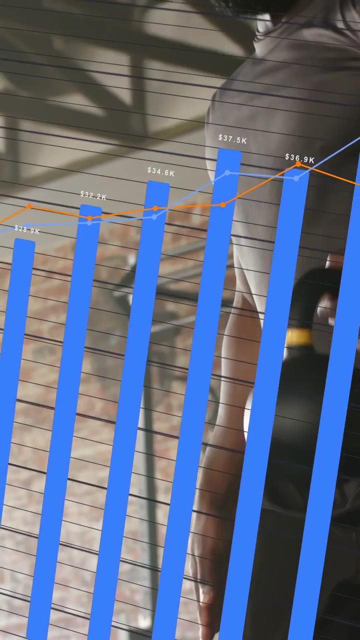 Video verticale: Atleta di fitness che afferra un kettlebell e lo solleva per l'allenamento, con un grafico blu in sovrimpressione.