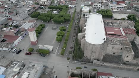 Templo-En-El-Centro-De-Copandaro,-Michoacan-Con-Drone