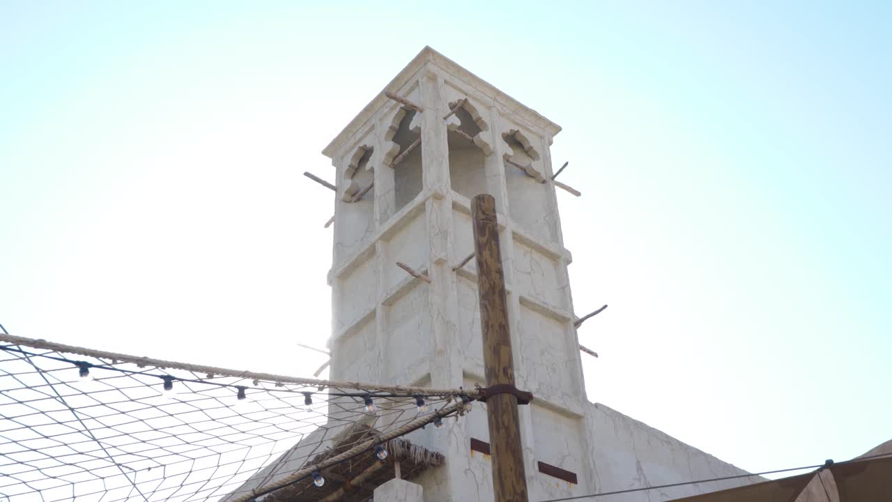 두바이 아랍에미리트(dubai uae) 알 파히디(al fahidi) 지구의 역사적 유산에 있는 바람 캐처 백라이트 밝은 햇빛