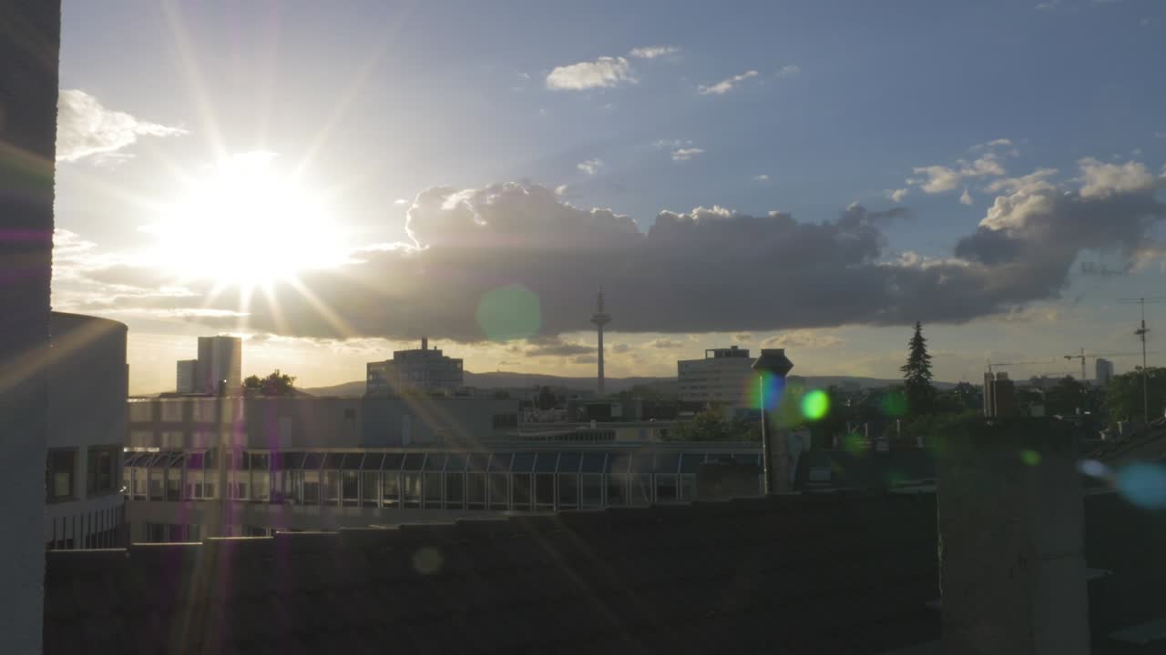 Destello de lente al amanecer sobre los edificios de Fráncfort.