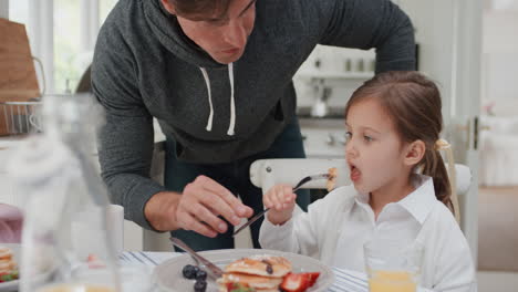 Vater-Bereitet-Frühstückswaffeln-Für-Tochter-Zu.-Süßes-Kleines-Mädchen-Genießt-Köstliche-Hausgemachte-Mahlzeit-In-Der-Küche-Zu-Hause-4k