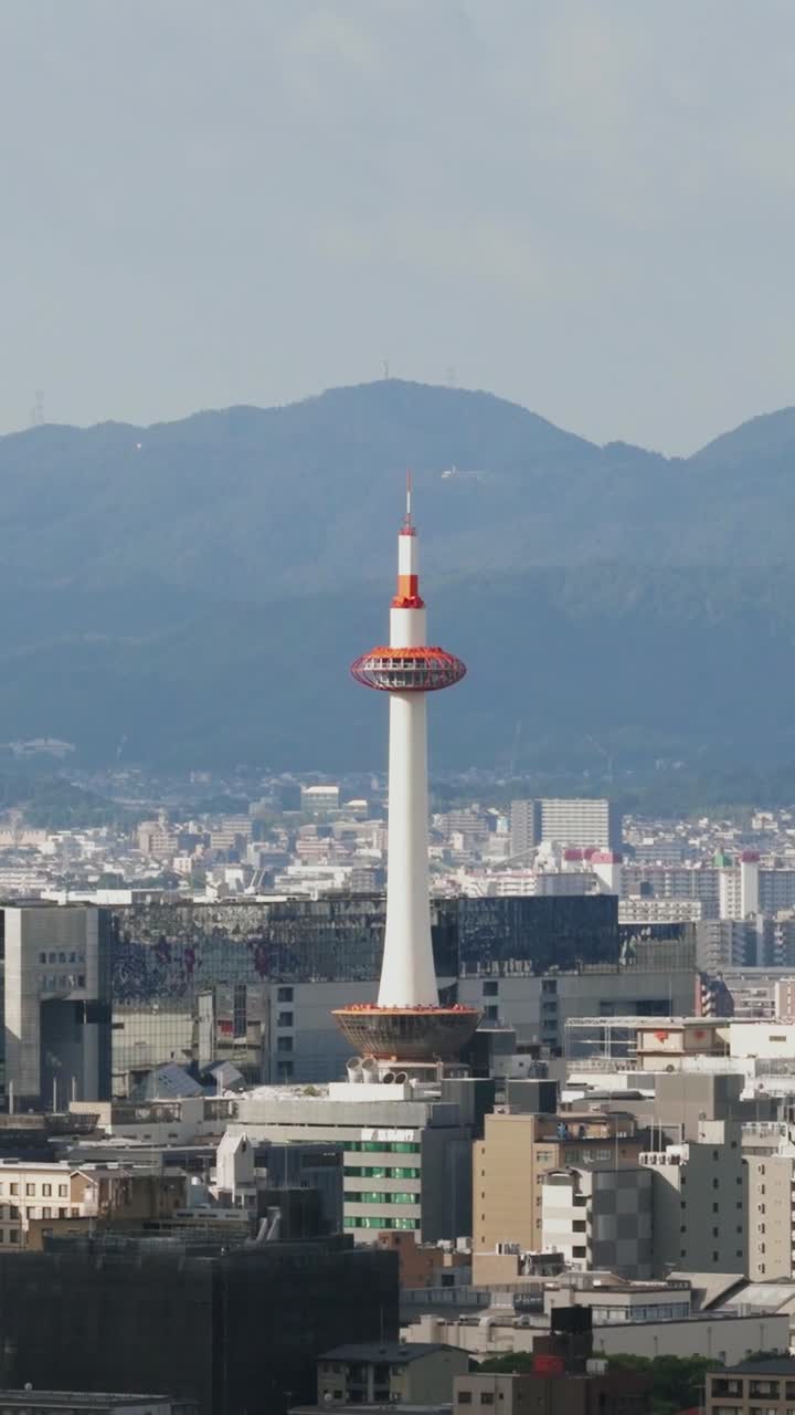 Immagine aerea verticale che mostra la città di Kyoto, in Giappone, con la sua torre, gli edifici e il paesaggio urbano