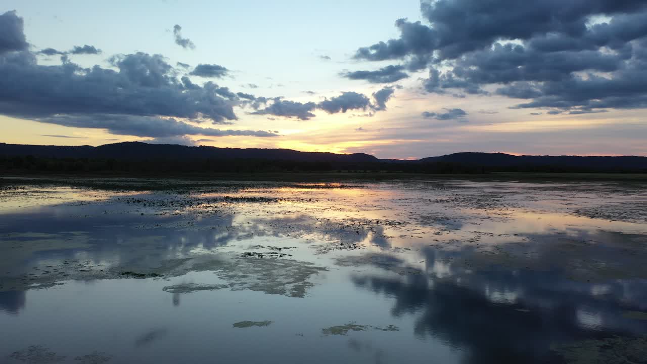 puesta de sol sobre un pantano tranquilo