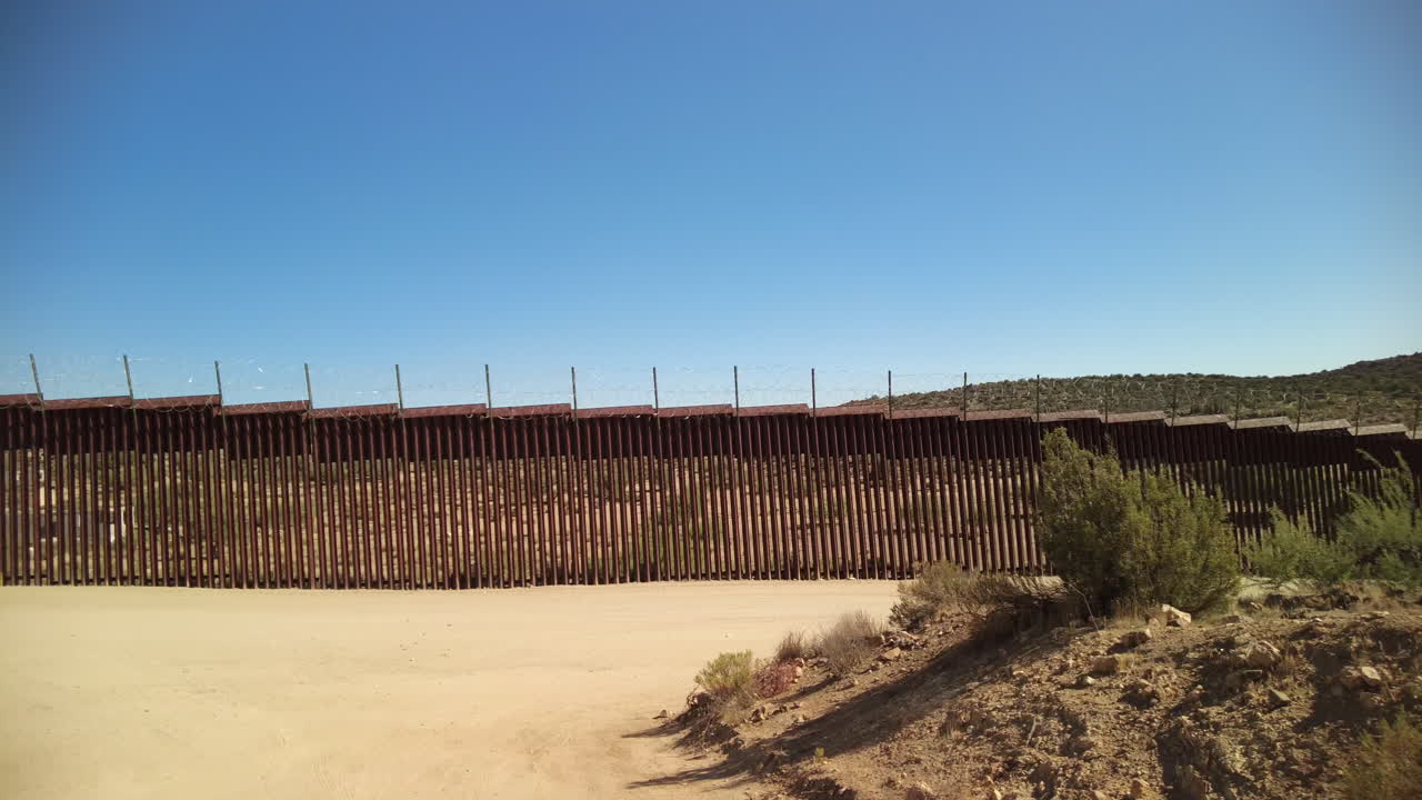 la cerca fronteriza de ee.uu. y méxico en las aguas termales de jacumba, condado de san diego, california, a nivel del suelo