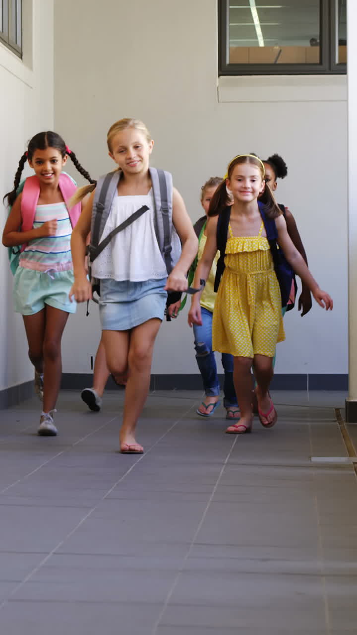 niños de la escuela corriendo en el pasillo.