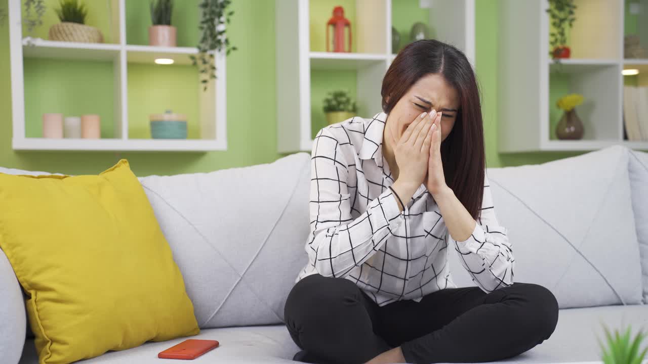 집에서 울고 있는 문제가 있는 젊은 여성, 기분이 좋지 않고, 불행하고, 압도당하고 있습니다.