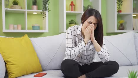 집에서 울고 있는 문제가 있는 젊은 여성, 기분이 좋지 않고, 불행하고, 압도당하고 있습니다.
