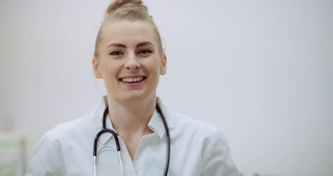 médico positivo se pone estetoscopio y sonríe 2