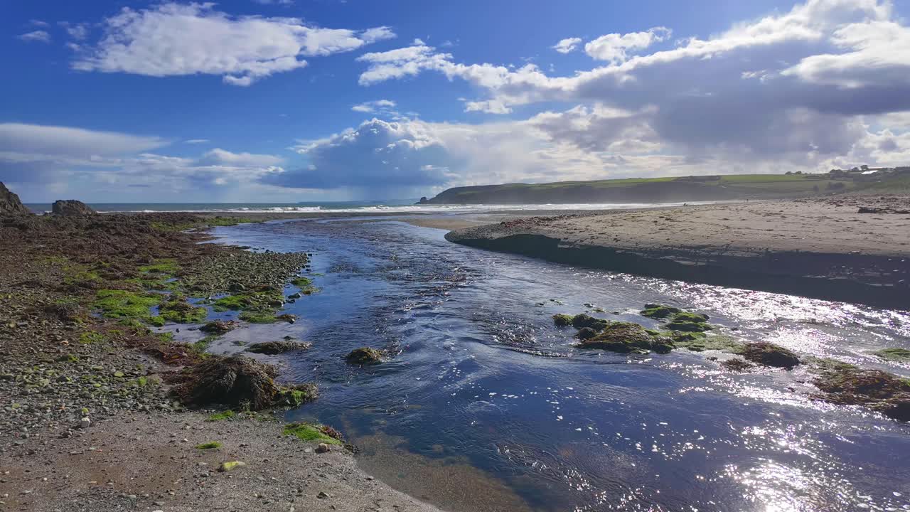 irlanda lugares épicos timelapse río mahon que desemboca en el mar en bunmahon playa waterford costa en una noche de verano con nubes de lluvia moviéndose sobre el mar