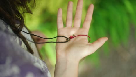 mujer abriendo la mano con una pequeña llave misteriosa dentro